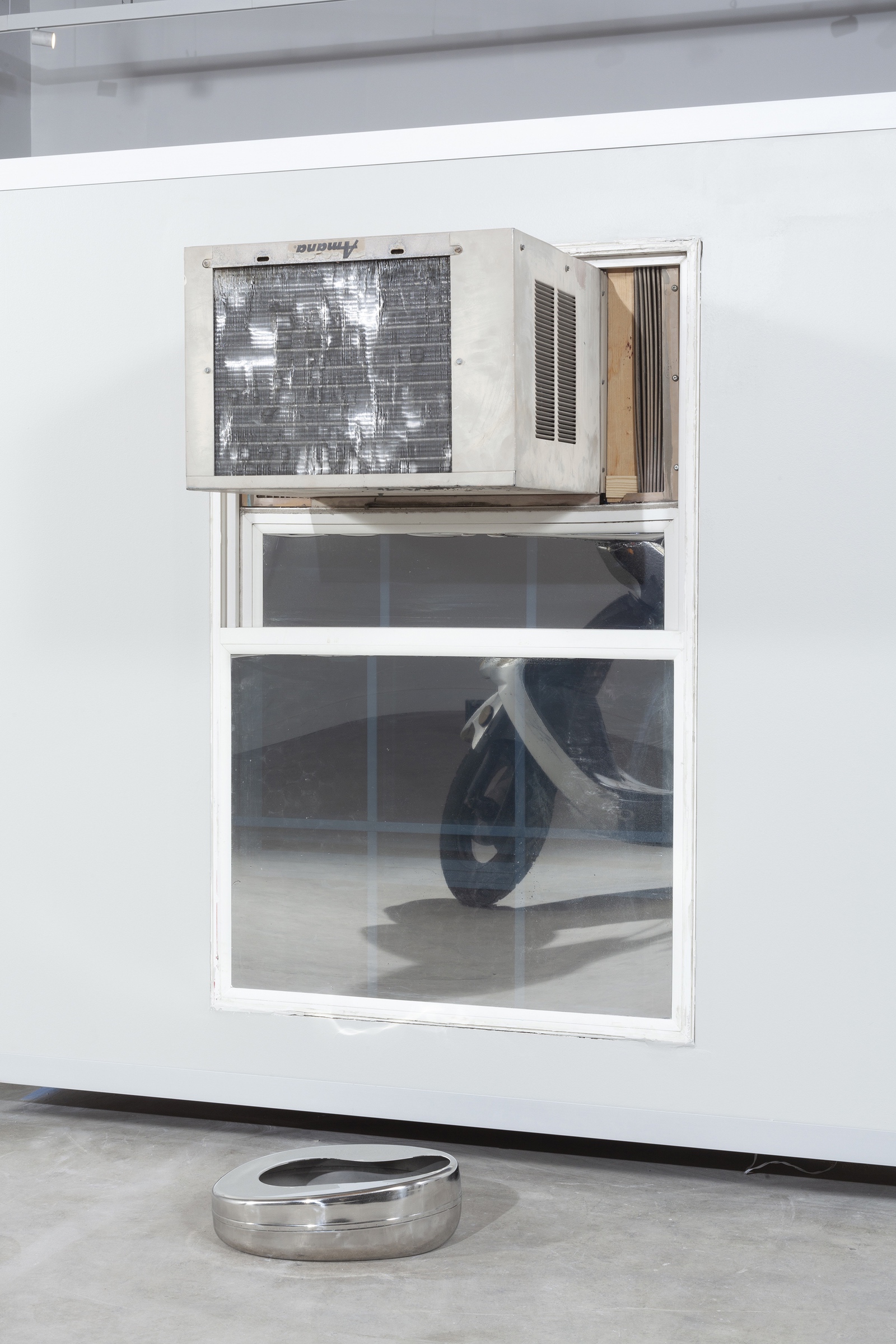 Detail image of the center structure. In the window is a reflection of the scooter’s front tire.